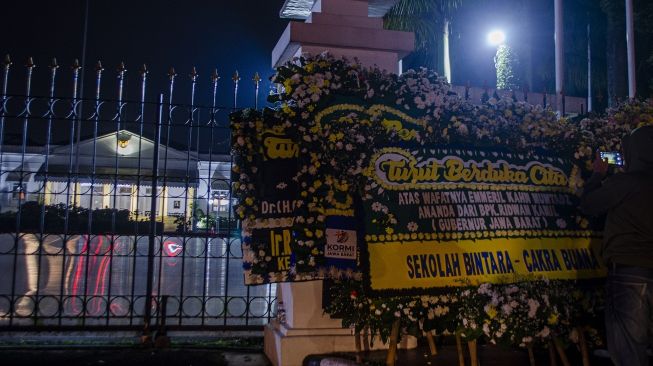 Karangan bunga dari warga sebagai tanda belasungkawa wafatnya Emmeril Khan Mumtadz alias Eril disandarkan di pagar Gedung Pakuan, Bandung, Jawa Barat, Sabtu (4/6/2022). [ANTARA FOTO/Novrian Arbi]