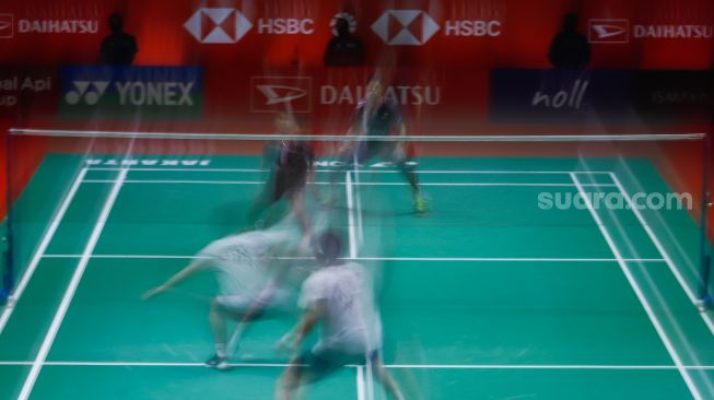 Pebulu tangkis ganda putra Indonesia Fajar Alfian dan Muhammad Rian Ardianto melakukan serangan kepada pebulu tangkis ganda putra Cina He Ji Ting dan Zhou Hao Dong pada babak semi final Daihatsu Indonesia Master 2022 di Istora Senayan, Jakarta Pusat, Sabtu (11/6/2022). [Suara.com/Alfian Winanto]