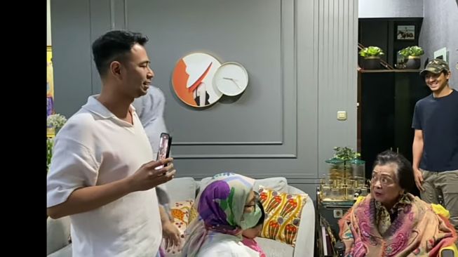 Momen Nenek Raffi Ahmad Ketemu Arya Saloka (YouTube/NisNaz Channel)