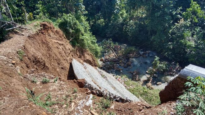 TPT Cibungbulang Bogor Ambrol, Ternyata Penyebabnya Karena Ini