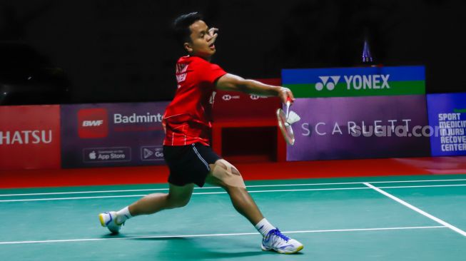 Pebulu tangkis tunggal putra Indonesia Anthony Ginting melakukan serangan kepada pebulu tangkis tunggal putra Denmark Viktor Axelsen pada babak semi final Daihatsu Indonesia Master 2022 di Istora Senayan,  Jakarta Pusat, Sabtu (11/6/2022). [Suara.com/Alfian Winanto]