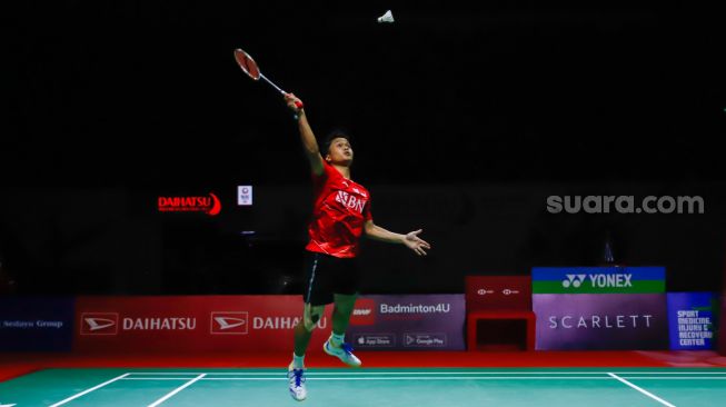 Pebulu tangkis tunggal putra Indonesia Anthony Ginting melakukan serangan kepada pebulu tangkis tunggal putra Denmark Viktor Axelsen pada babak semi final Daihatsu Indonesia Master 2022 di Istora Senayan,  Jakarta Pusat, Sabtu (11/6/2022). [Suara.com/Alfian Winanto]