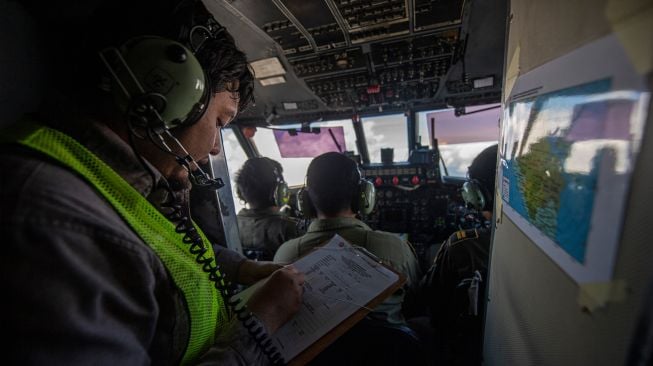 Prajurit TNI AU melaksanakan operasi Teknologi Modifikasi Cuaca (TMC) dengan menggunakan pesawat Cassa C-212 milik Skadron IV Lanud Abdulrachman Saleh di kawasan Ogan Komering Ilir (OKI), Sumatera Selatan, Jumat (10/6/2022). [ANTARA FOTO/Nova Wahyudi/nym]