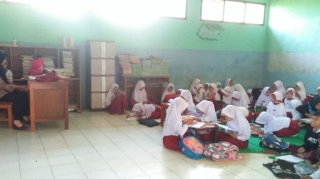 Duh, Sudah Tiga Tahun Pelajar Kelas III SDN Cikaramat Belajar di Lantai Gegara Ruang Kelas Ambruk