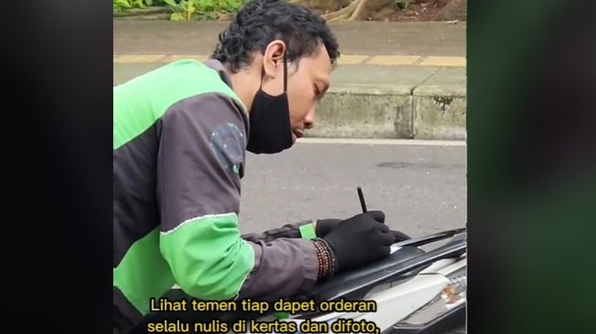 Driver Ojol Chat Customer Pakai Kertas karena HP Rusak, Aksi Sopir Taksi Ini Bikin Terharu