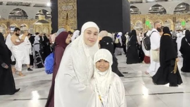 Potret Bilqis umrah (Instagram/@ayutingting92)