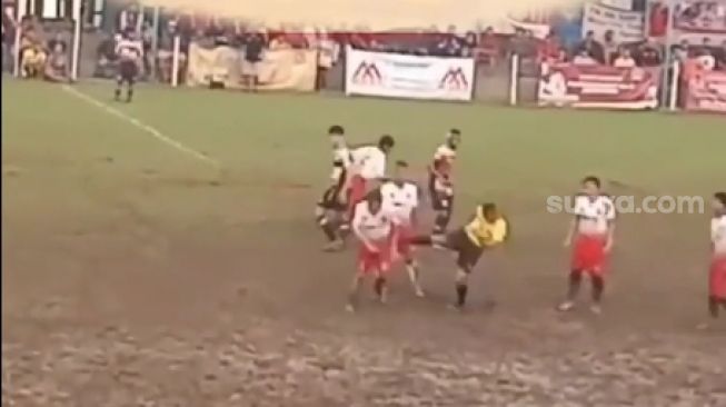 Anggota DPRD Tangsel dari Fraksi Gerindra Edi Mamat memukul wasit usai diganjar kartu merah turnamen sepakbola Pakujaya Cup 7. [Instagram]