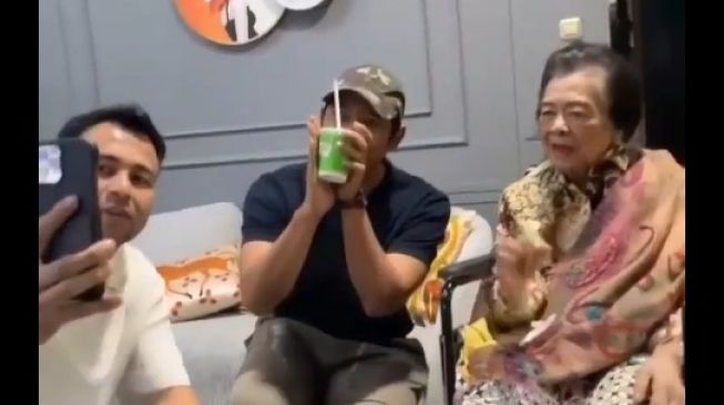 Raffi Ahmad Beri Kejutan untuk Neneknya yang Sakit, Undang Arya Saloka ke Rumah Bikin Salting