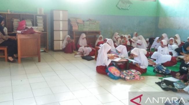 Miris, Pelajar SDN Cikaramat Sukabumi Sudah Tiga Tahun Belajar di Lantai