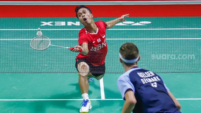 Pebulu tangkis tunggal putra Indonesia Anthony Ginting melakukan serangan kepada pebulu tangkis tunggal putra Denmark Viktor Axelsen pada babak semi final Daihatsu Indonesia Master 2022 di Istora Senayan,  Jakarta Pusat, Sabtu (11/6/2022). [Suara.com/Alfian Winanto]