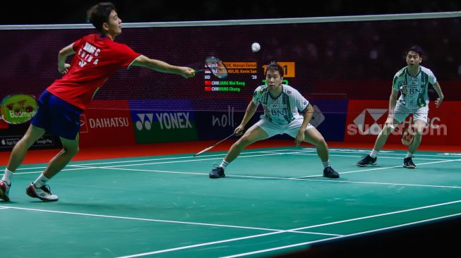 Pebulu tangkis ganda putra Indonesia Marcus Gideon dan Kevin Sanjaya melakukan serangan kepada pebulu tangkis ganda putra Cina Liang Wei Keng dan Wang Chang pada babak semi final Daihatsu Indonesia Master 2022 di Istora Senayan,  Jakarta Pusat, Sabtu (11/6/2022). [Suara.com/Alfian Winanto]