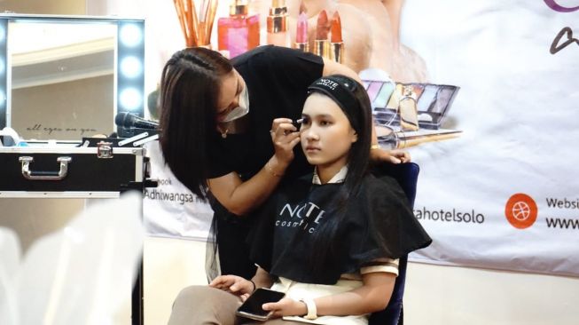 Tips Tampil Cantik dan Menarik dalam Beauty Class Adhiwangsa Hotel Solo