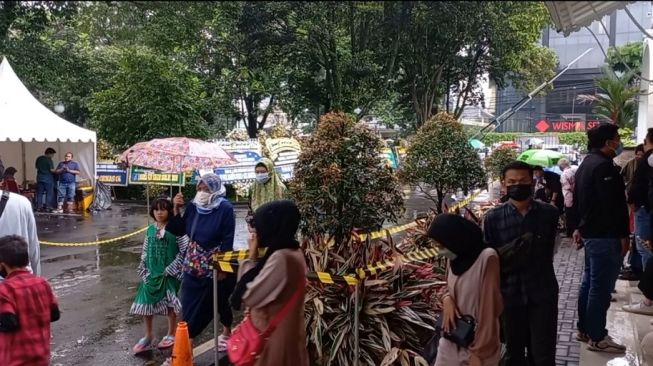 Sejumlah warga silih berganti mendatangi Gedung Pakuan, Kota Bandung untuk menyampaikan ucapan duka cita atas wafatnya Emmeril Kahn Mumtadz atau Eril, putra dari Ridwan Kamil, Minggu (12/6/2022). [Suara.com/Ria]