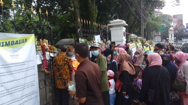 Warga Memadati Gedung Pakuan Bandung, Hujan Menyambut Kedatangan Jenazah Eril