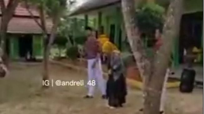 Heboh Video Viral Siswa SMA Tirukan Gaya Bicara Jokowi, Mirip Banget