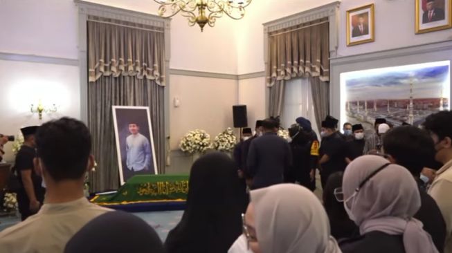 The bodies of Eril or Emmeril Kahn Mumtadz arrived at the Pakuan Building, Bandung.  (West Java Provincial Government)