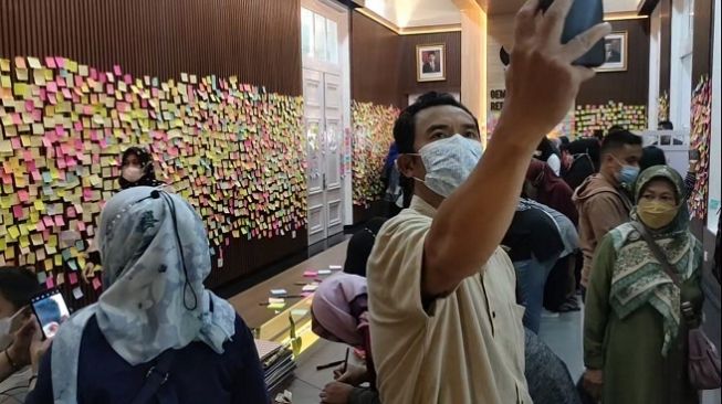 Sampaikan Duka Cita Untuk Eril ke Gedung Pakuan Bandung, Kesaksian Warga: Nggak Kenal Tapi Ikut Merasa Kehilangan