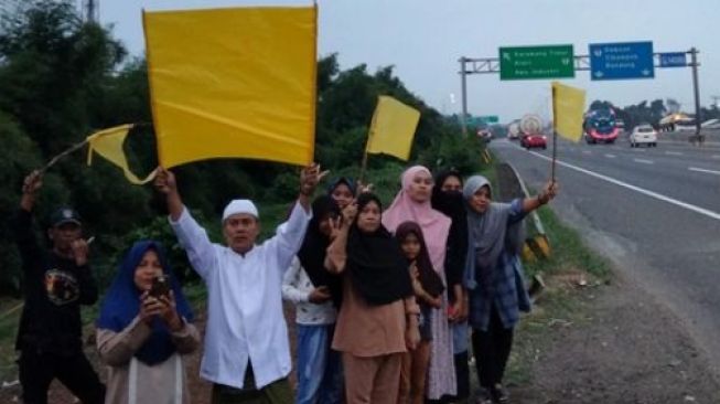 Warga Karawang dari Orang Tua hingga Anak-anak Beri Ucapan Selamat Jalan untuk Eril dari Pinggir Tol