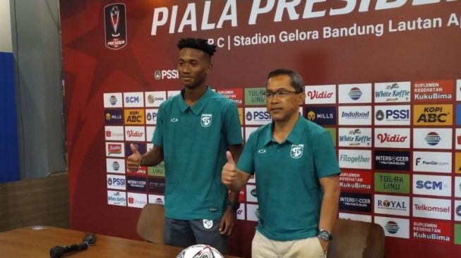 Persebaya Surabaya coach, Aji Santoso (right) with players Altariq Ballah.  (ANTARA/Good Ahmad Rizaldi)