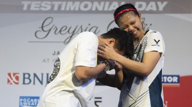 Pebulu tangkis ganda putri Indonesia Apriyani Rahayu (kiri) mencium tangan mantan pasangan bulu tangkis ganda putrinya Greysia Polii (kanan) pada acara "Testimonial Day Greysia Polii" di Istora Senayan, Jakarta, Minggu (12/6/2022). ANTARA FOTO/Muhammad Adimaja