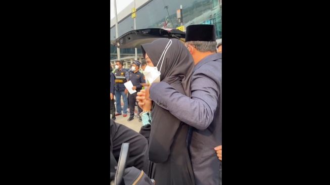 Atalia Praratya Lihat Peti Jenazah Eril, Dirangkul dan Pegang Tangan Ridwan Kamil Erat-erat