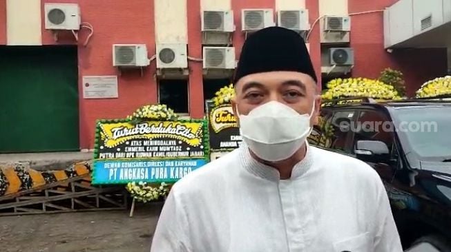 Bupati Tangerang Ahmed Zaki Iskandar usai mensalatkan jenazah Emmeril Kahn Mumtadz atau Eril di Terminal Kargo Bandara Soekarno-Hatta, Minggu (12/6/2022). [SuaraJakarta.id/Wivy Hikmatullah]