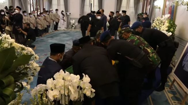 Jasad Eril atau Emmeril Kahn Mumtadz tiba di Gedung Pakuan Bandung. (Pemprov Jabar)