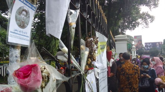 Hujan Deras yang Basahi Gedung Pakuan Tak Surutkan Warga dari Berbagai Daerah Ungkapkan Duka Mendalam untuk Eril