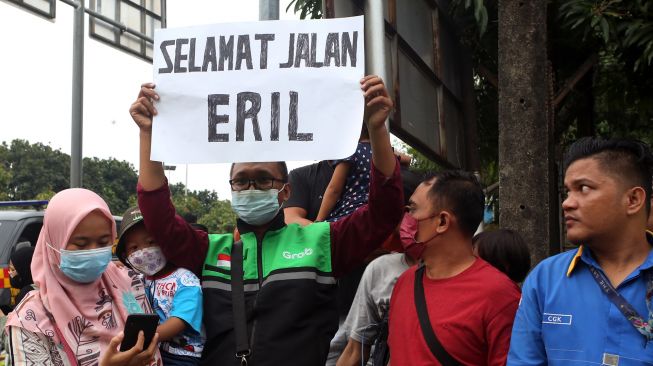 Warga dan pekerja bandara menyambut kedatangan jenazah Emmeril Kahn Mumtadz, putra Gubernur Jawa Barat Ridwan Kamil, setibanya dari Swiss di Bandara Soekarno Hatta, Tangerang, Banten, Minggu (12/6/2022). ANTARA FOTO/Muhammad Iqbal