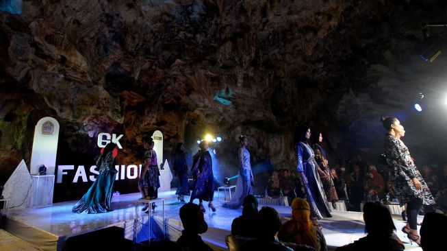 Model memperagakan busana batik saat peragaan busana di dalam Gua Rancang Kencana, Bleberan, Playen, Gunungkidul, Sabtu (11/6/2022).  ANTARA FOTO/Andreas Fitri Atmoko