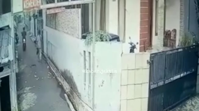 Pemotor pamer alat kelamin ke ibu-ibu pulang belanja di Jaktim. (bidik layar video Instagram)