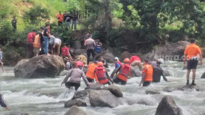 Satu Remaja Hanyut Terbawa Arus Sungai di Padang Ditemukan Tewas, Dua Masih Dicari