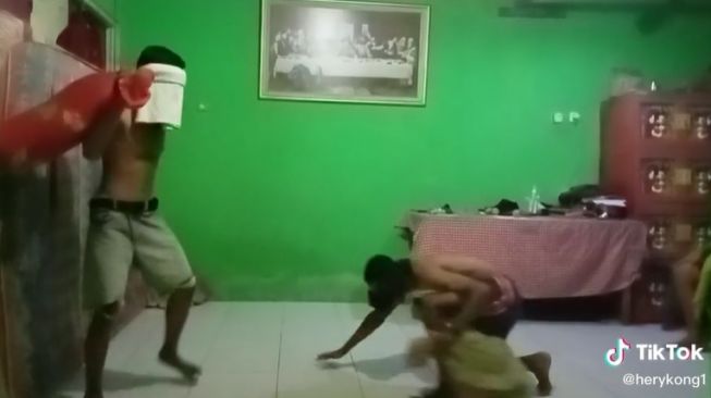 Dua Pria Lakukan Perang Bantal dengan Mata Tertutup, Ending Videonya Bikin Ngakak