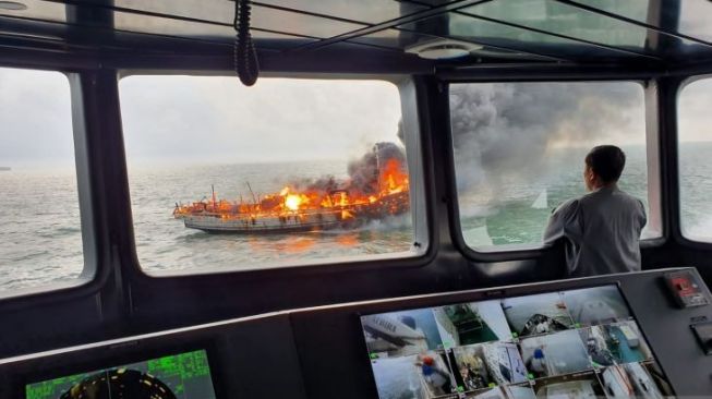 KLM Bintang Surya Terbakar di Perairan Karimun, 1 Orang Tewas