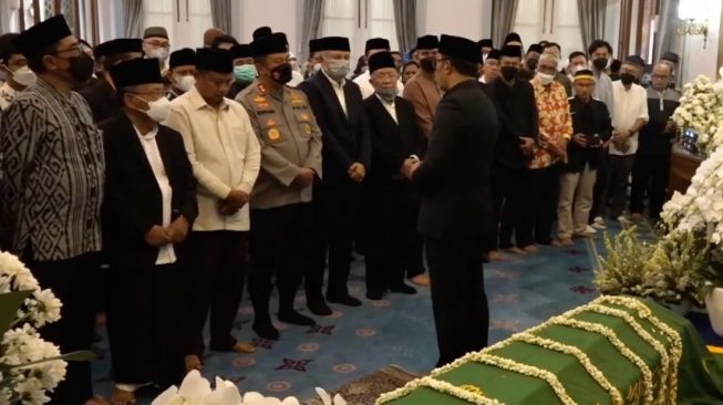 Lantunan Selawat dan Isak Tangis Iringi Jenazah Eril Saat Tiba di Gedung Pakuan