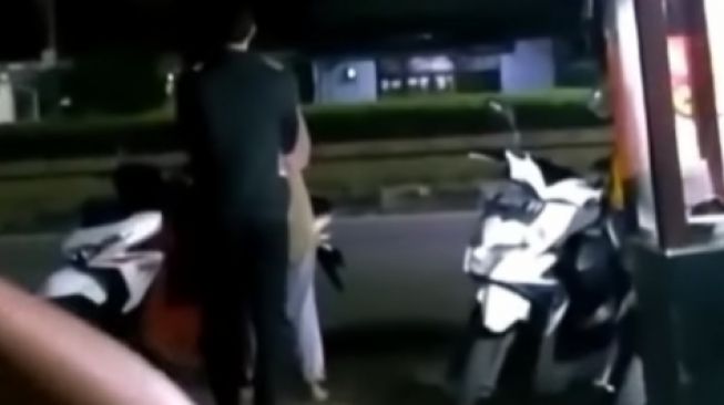 Video Viral Cewek Ketahuan Sedang Selingkuh oleh Cowoknya yang Sarungan Picu Perdebatan Publik