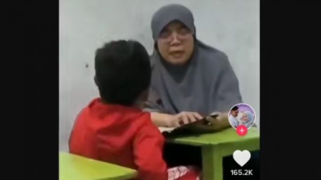 Bocil Diajari Mengaji Malah Fokus ke Bentuk Gigi Gurunya, Sampai Bilang Mirip Drakula