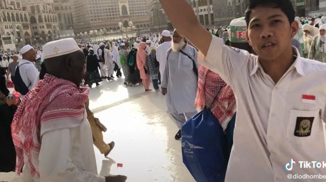 Video Viral Anak STM Masih Pakai Seragam Bolos ke Kota Mekkah, Publik Takjub