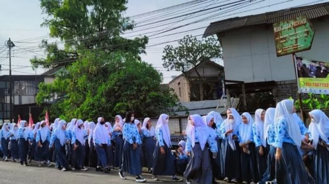 Siswa SD Hingga SMA Berjejer Padati Pinggir Jalan Iringi Jenazah Eril