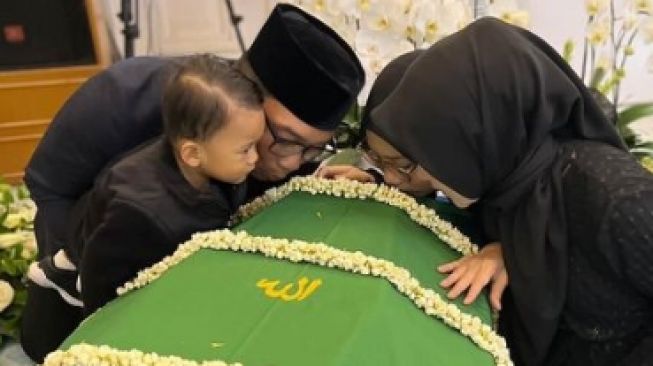 Momen Menyayat Hati, Keluarga Ridwan Kamil Cium Peti Jenazah Eril Jelang Proses Pemakaman