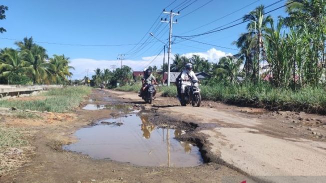 Jalan Semai Rusak Parah, Warga Desak Pemkot Singkawang Segera Lakukan Perbaikan