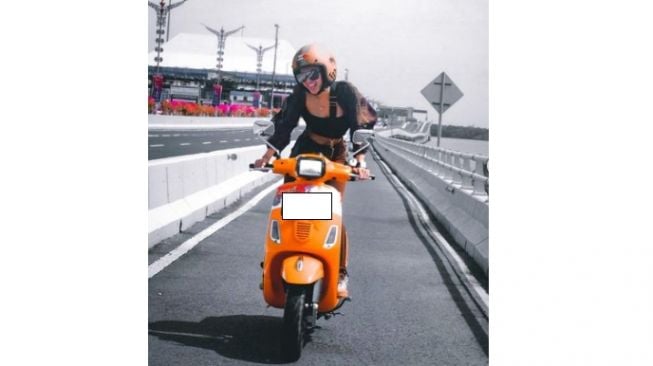 Wika Salim saat mengikuti Vespa World Days 2022 dengan menunggangi Vespa (Instagram/wikasalim)