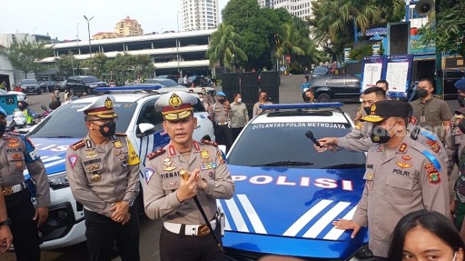 Kakorlantas Polri Irjen Pol Firman Santyabudi (Tengah) saat ditemui di Polda Metro Jaya. (Suara.com/M Yasir)