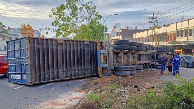 Kecelakaan Maut di Jalan Lintas Duri, 2 Pemotor Tewas Terhimpit Truk Kontainer