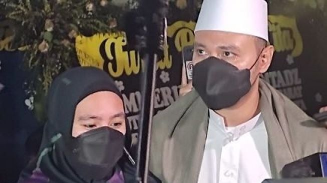 Pimpin doa untuk Emmeril Kahn, Habib Usman bin Yahya sebut jenazah Eril sangat wangi. (Ayobandung.com/Muslim Yanuar Putra)