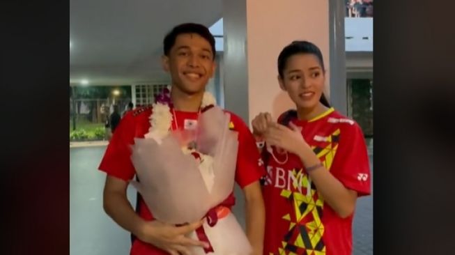 Fajar Alfian dapat kejutan dari Susan Sameh usai menang di Indonesia masters 2022. (TikTok/susansameeeh)