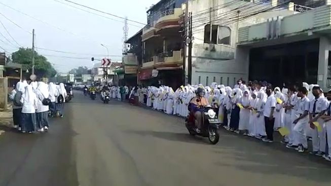 Sambut Jenazah Eril, Siswa Sekolah Padati Pinggir Jalan Menuju Lokasi Pemakaman