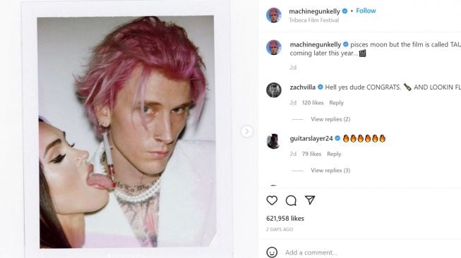 Machine Gun Kelly kenakan anting jarum suntik berisi darah dari pacarnya (Instagram/machinegunkelly)