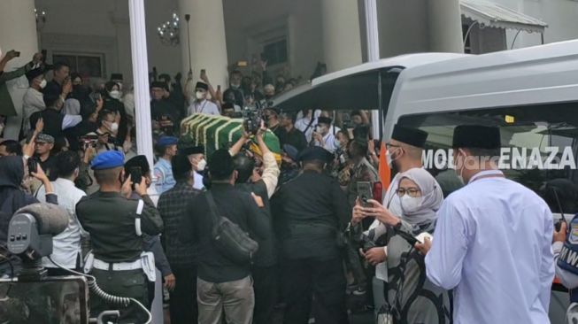 jenazah Emmeril Kahn Mumtadz dibawa ke Cimaung. (Suara.com/Ria)