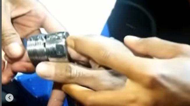 Bikin Ngilu! Aksi Damkar Bantu Selamatkan Jari Pria yang Tersangkut di Piston, Ternyata Ini Sebabnya